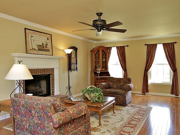 2nd image of 412 Maplewood Dr