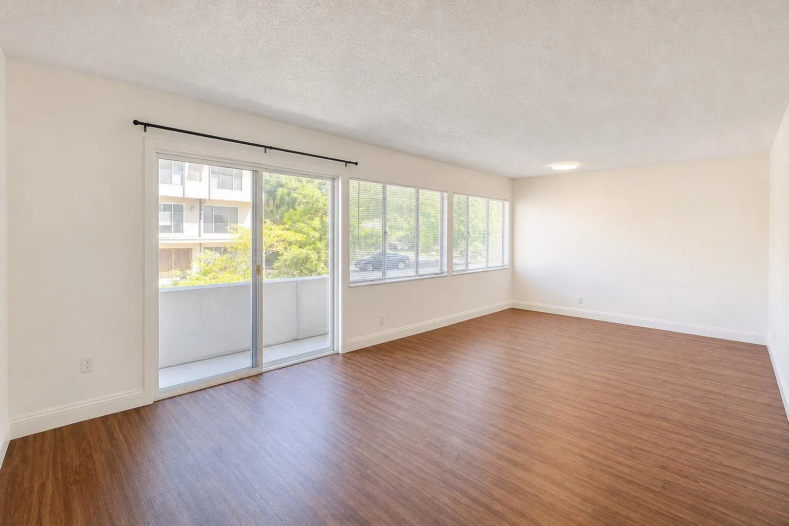 2 bed, 805 sqft, $3,300 — Photo 3