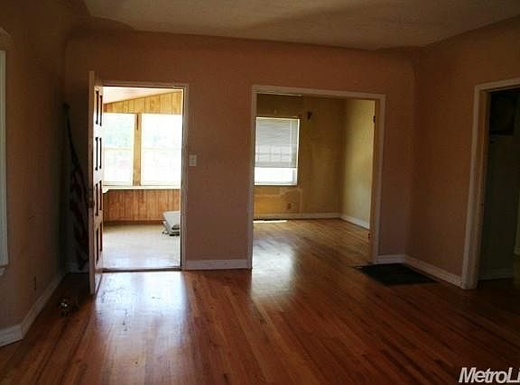 4th image of 141 N Veach Ave