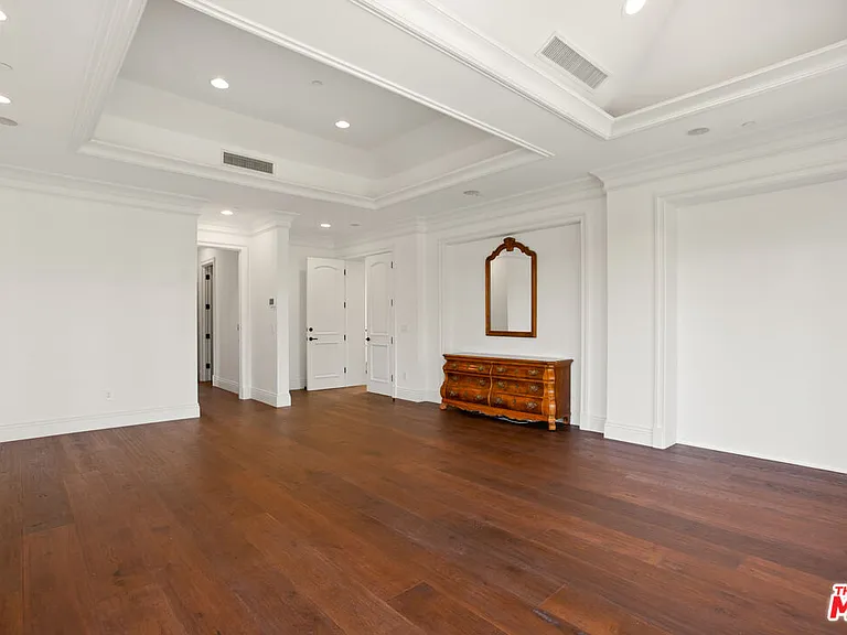 520 N Palm Dr — Photo 23
