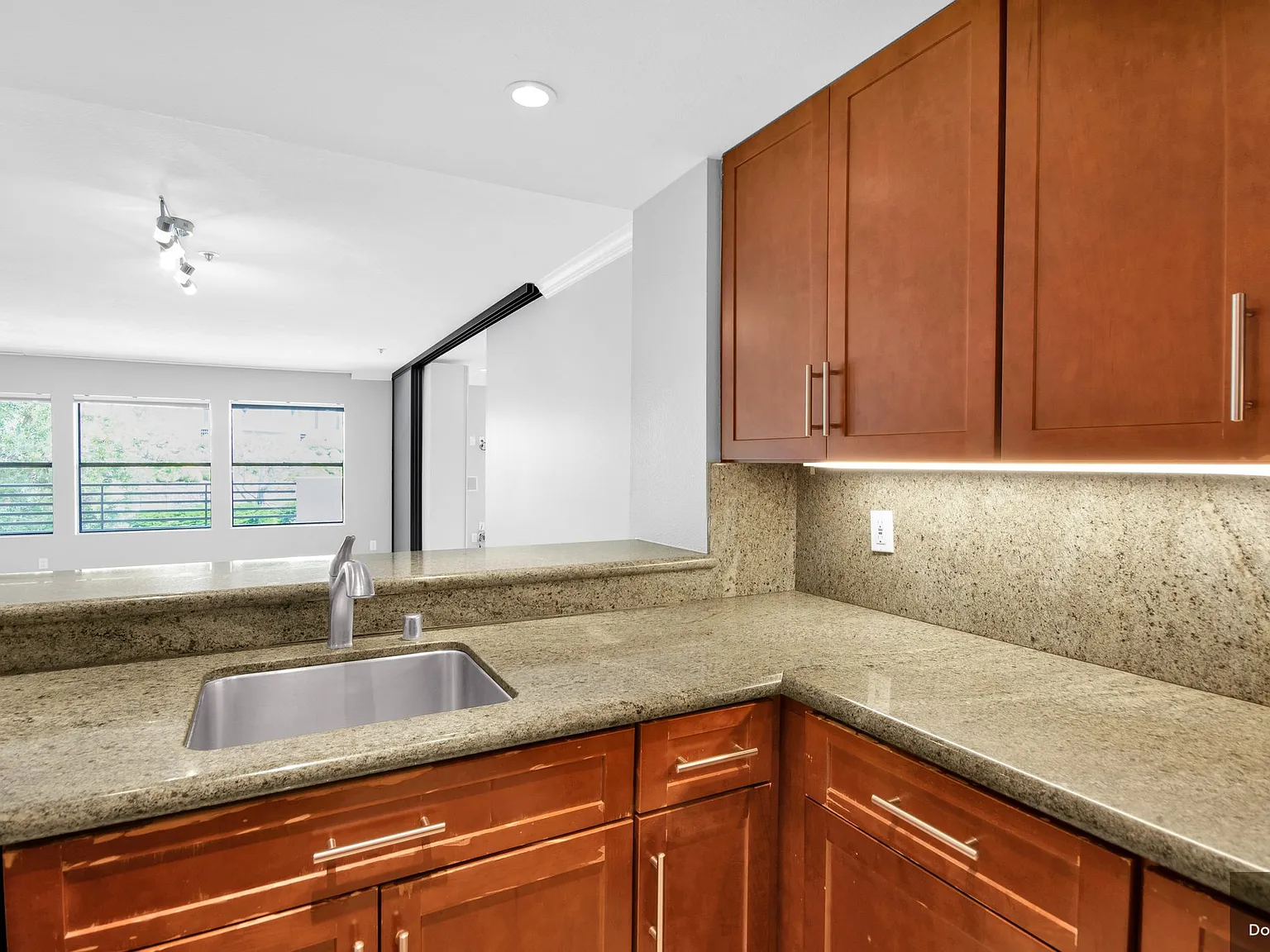 2 bed, 1.0 bath, 1100 sqft, $4,360 — Photo 4