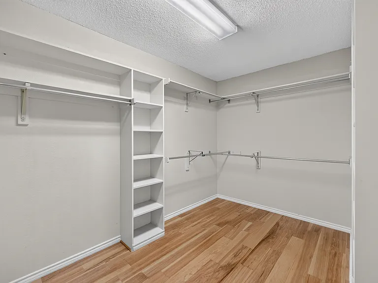 2105 Rolling Oak Ln — Photo 21
