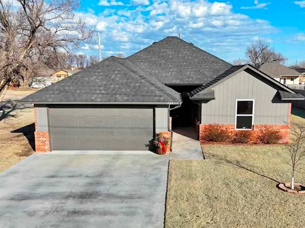 940 N 7th St, Blackwell, OK 74631