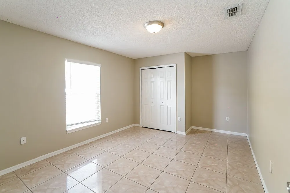 4 bed, 2.0 bath, 1640 sqft, $1,960 — Photo 3