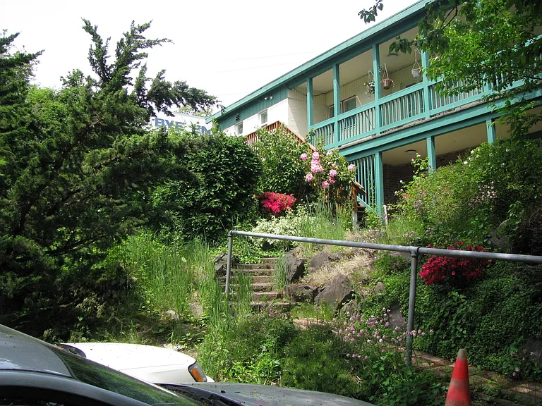 1430 SW Moss St — Photo 8