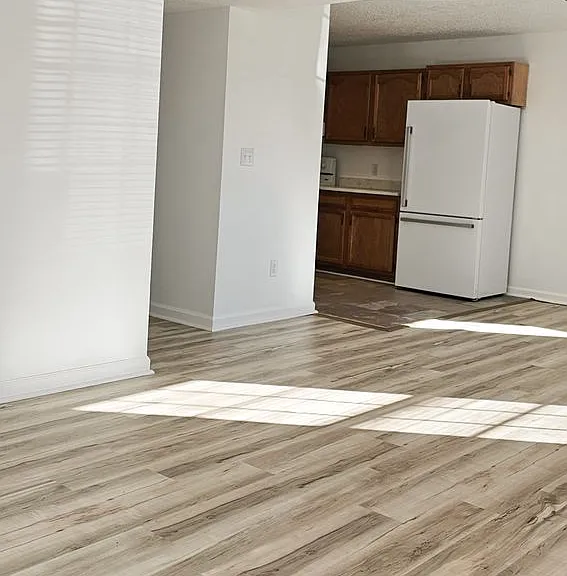 Beautifully updated 4 Bedroom/2 Bathroom downstairs apartment — Photo 3