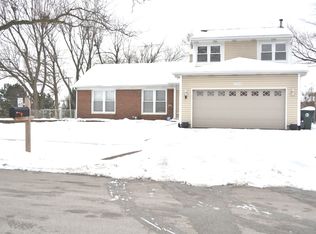 1203 Timber Dr, Elk Grove Village, IL 60007