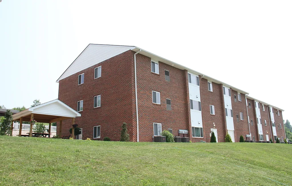 Craigmont Manor Apartments — Photo 2