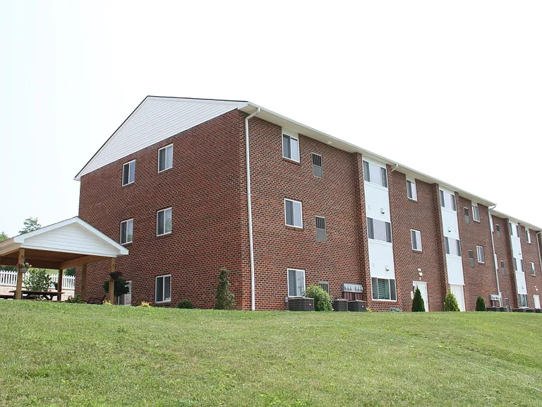 Craigmont Manor Apartments — Photo 2
