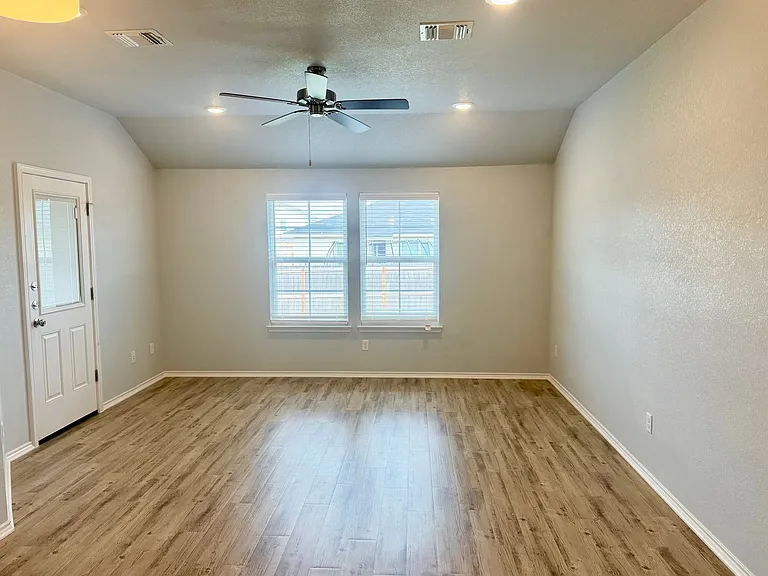 1227 Lexington Dr — Photo 6