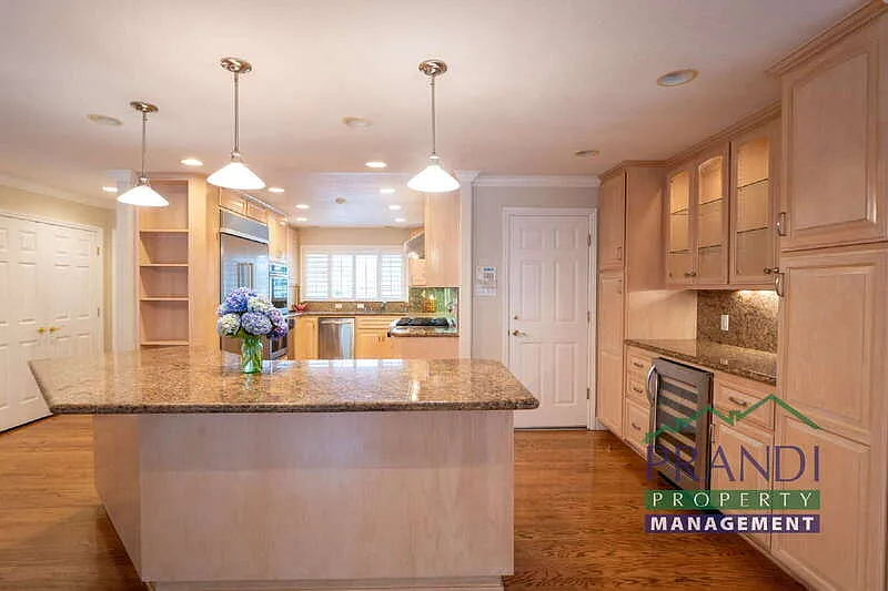 4 bed, 2.0 bath, 1824 sqft, $9,200 — Photo 4