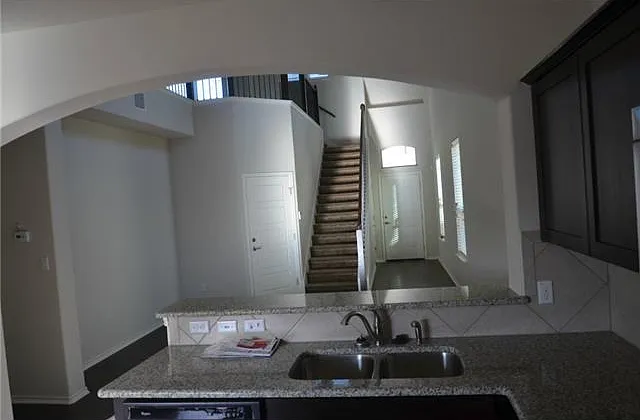 3 bed, 2.5 bath, 1937 sqft, $2,450 — Photo 4