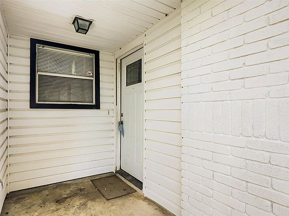 3rd image of 16402 Parkway Dr
