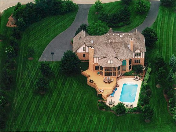 1.5 ACRE W/ CIRCULAR DRIVE