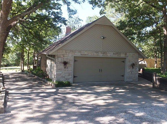 2 CAR GARAGE