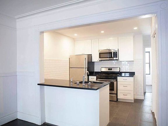 4th image of 1163 Putnam Ave #1