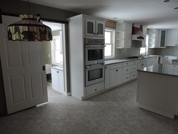 Huge Kitchen. Granite Countertops & Glass/Quartz Backsplash