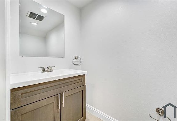 5th image of 630 W 95th St #630