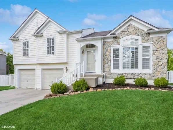 1828 W Concord Dr, Olathe, KS 66061