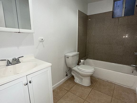 3rd image of 5725 Tujunga Ave #B