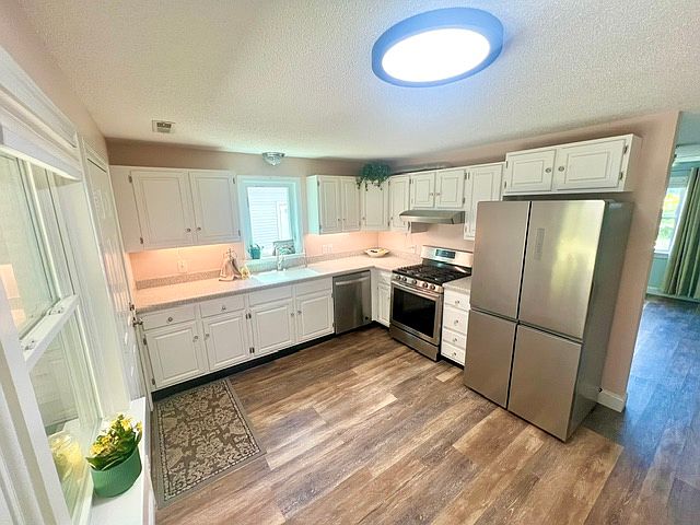 Eat-in Kitchen and Access to Private Yard & Patio