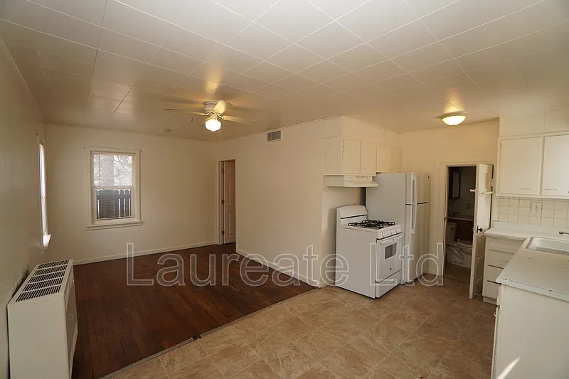 1 bed, 1.0 bath, 650 sqft, $950 — Photo 2
