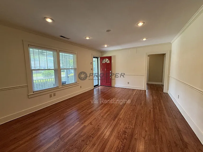 575 Elizabeth Ln W — Photo 9