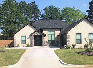 1910 Razorback Dr, Texarkana, AR 71854