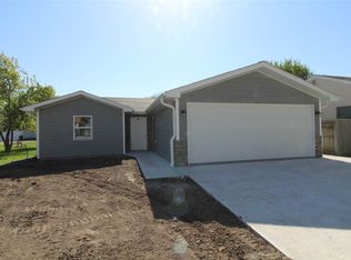 912 Arthur St, Holdrege, NE 68949