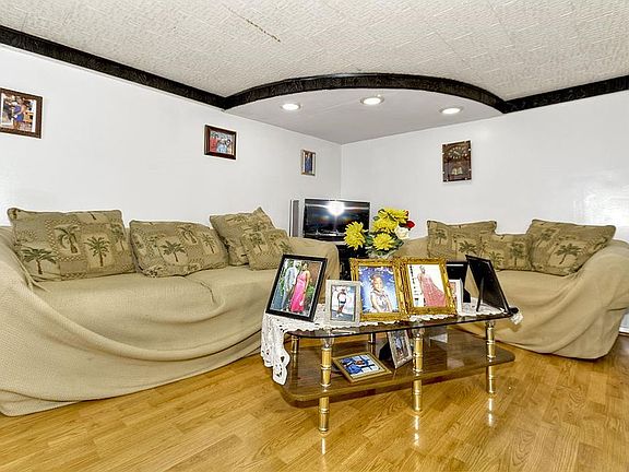 2nd image of 5818 Avenue