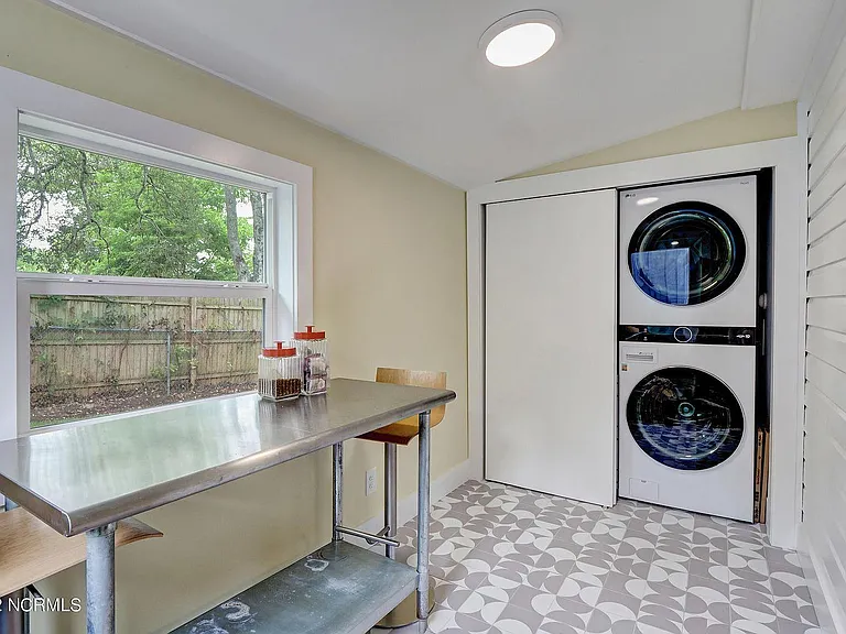 Beautiful washer/dryer and the perfect spot for an office or sun room!