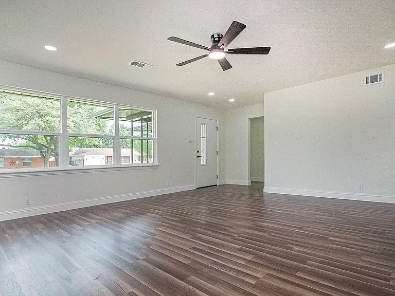 2608 Lockhart Ave — Photo 6
