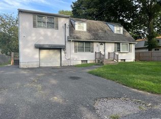 41 Handsome Ave, Selden, NY 11784
