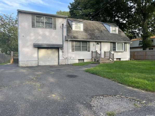 41 Handsome Ave, Selden, NY 11784