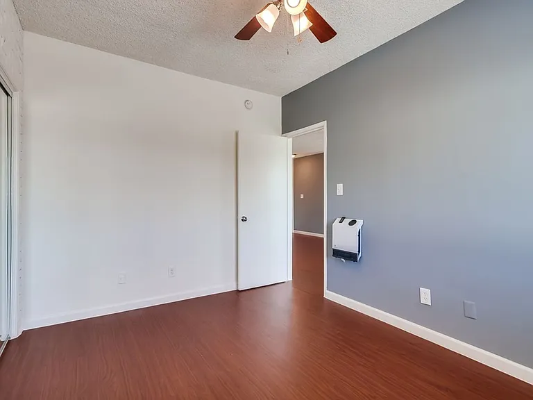 537 W Hyde Park Blvd — Photo 13