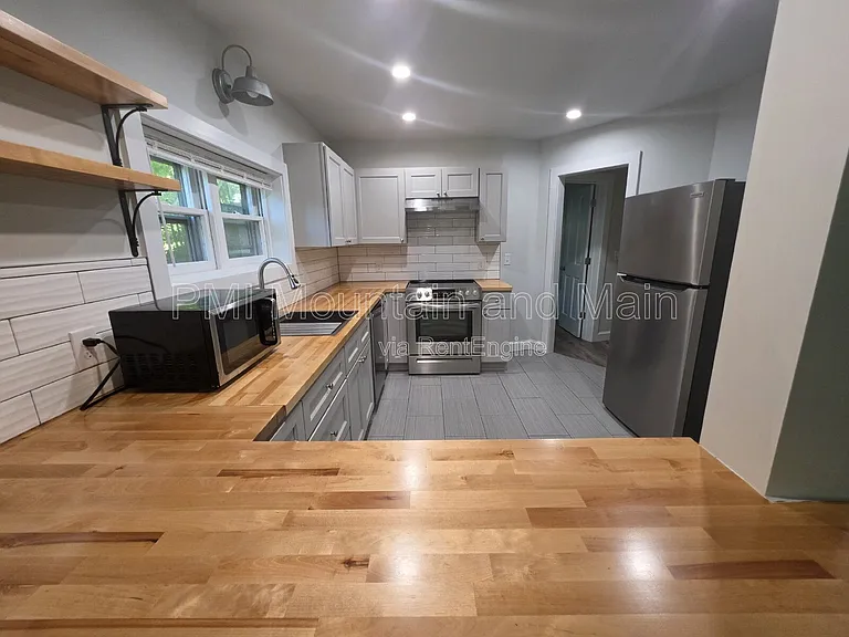 617 Brookshire St #B — Photo 10