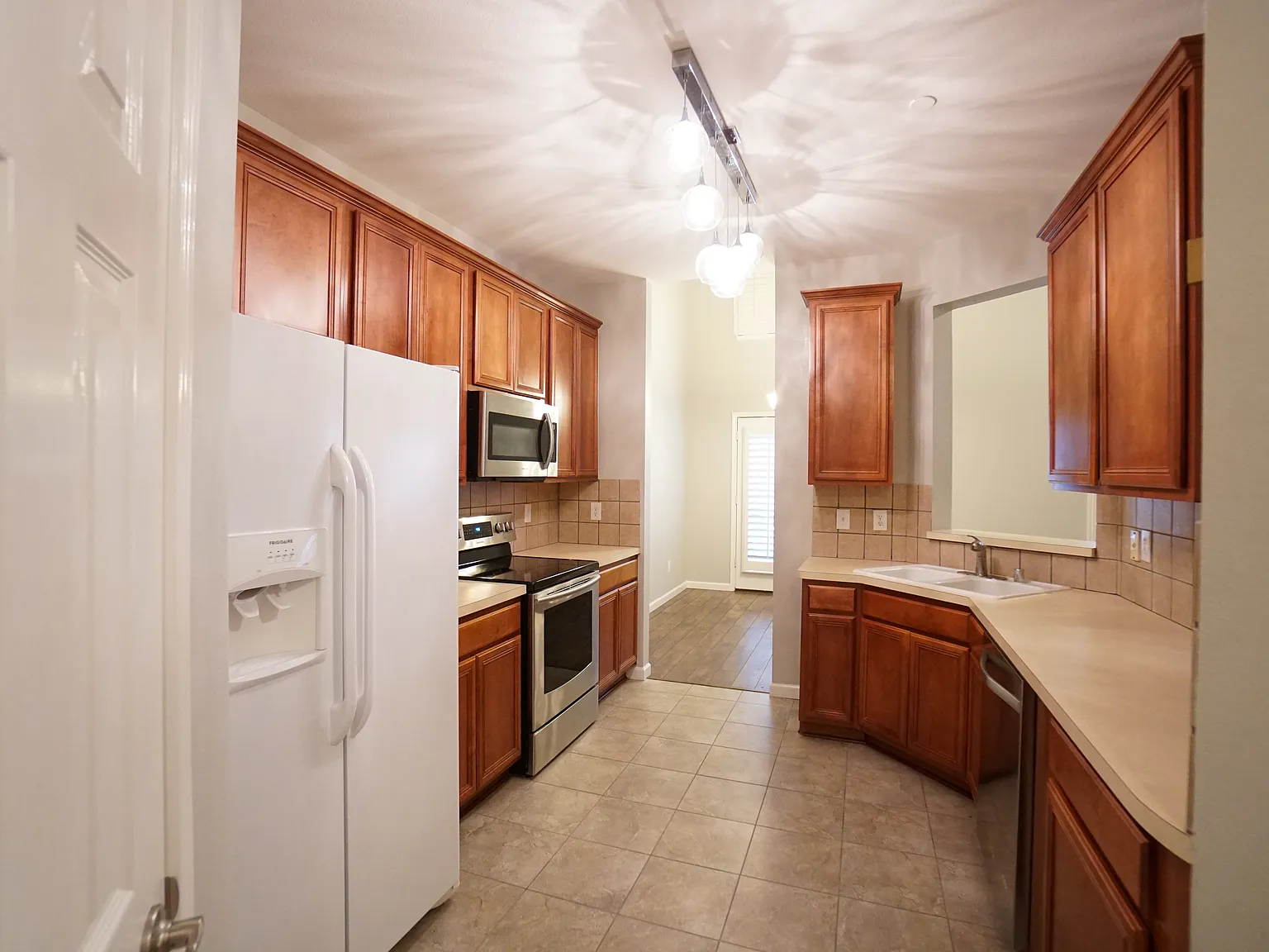 2 bed, 1.5 bath, 1346 sqft, $2,100 — Photo 4
