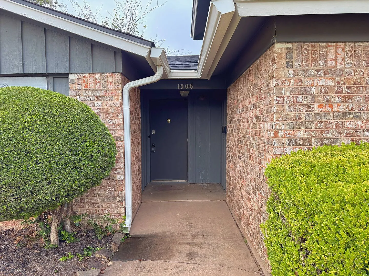 Huge 3 Bed, 2 Bath, 2 Story Home In Iowa Park! — Photo 2