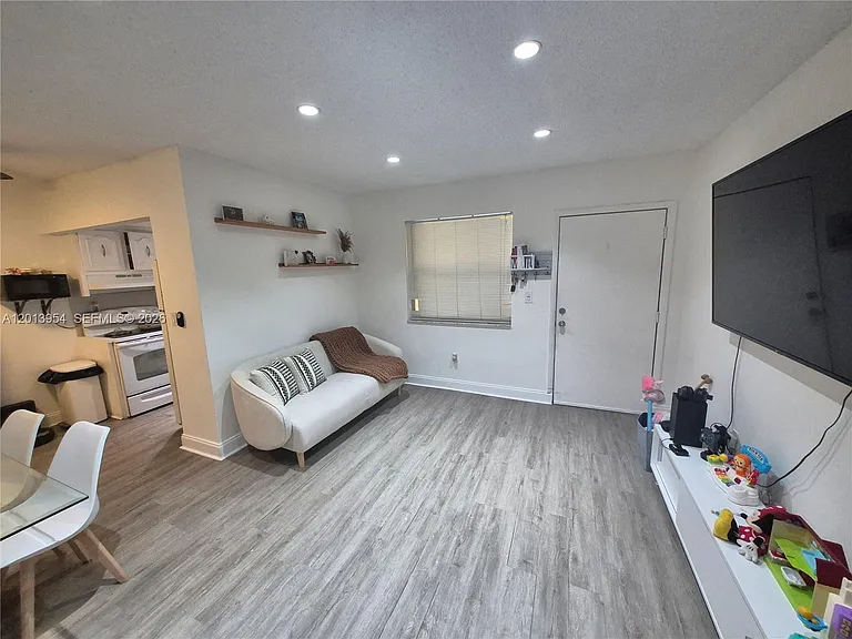 1975 NE 135th St #2H — Photo 4