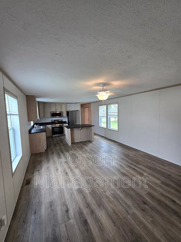 3 bed, 2.0 bath, 1216 sqft, $1,224 — Photo 3