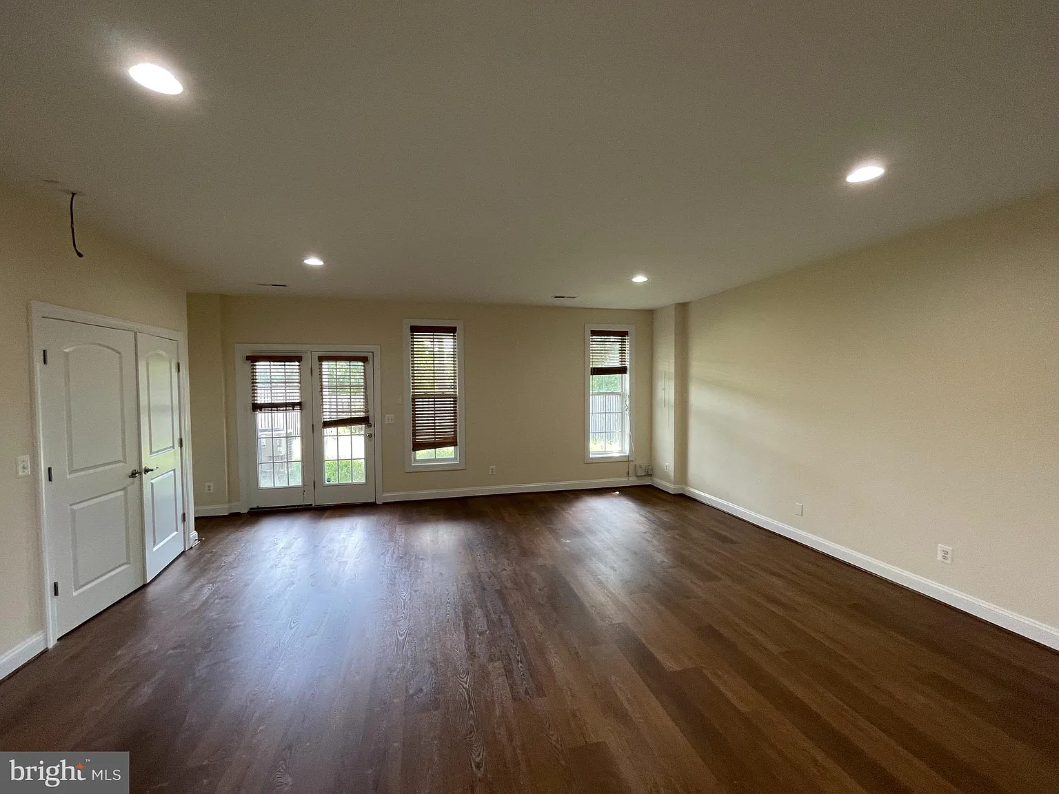 3 bed, 2.5 bath, 2884 sqft, $3,200 — Photo 2