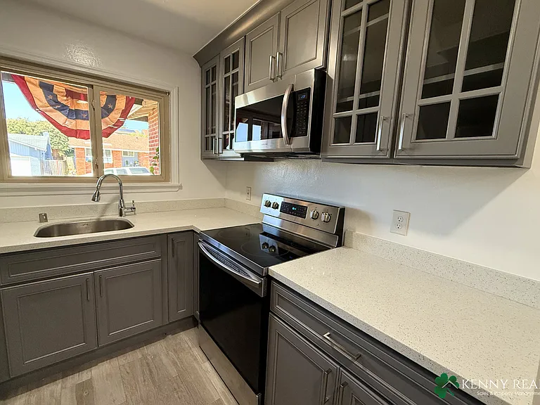 2504 Tipperary Ave — Photo 7
