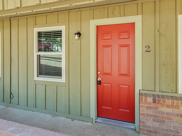 601 W College St — Photo 15