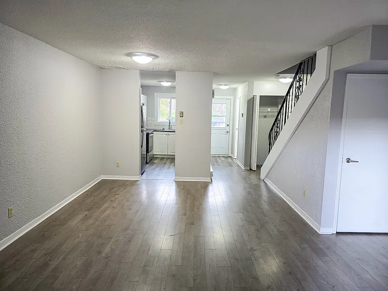 211 Glenforest Dr — Photo 5