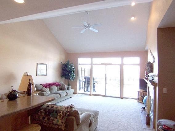 4th image of 696 Sweet Briar Ct