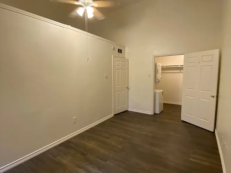2401 Leon St #206 — Photo 12