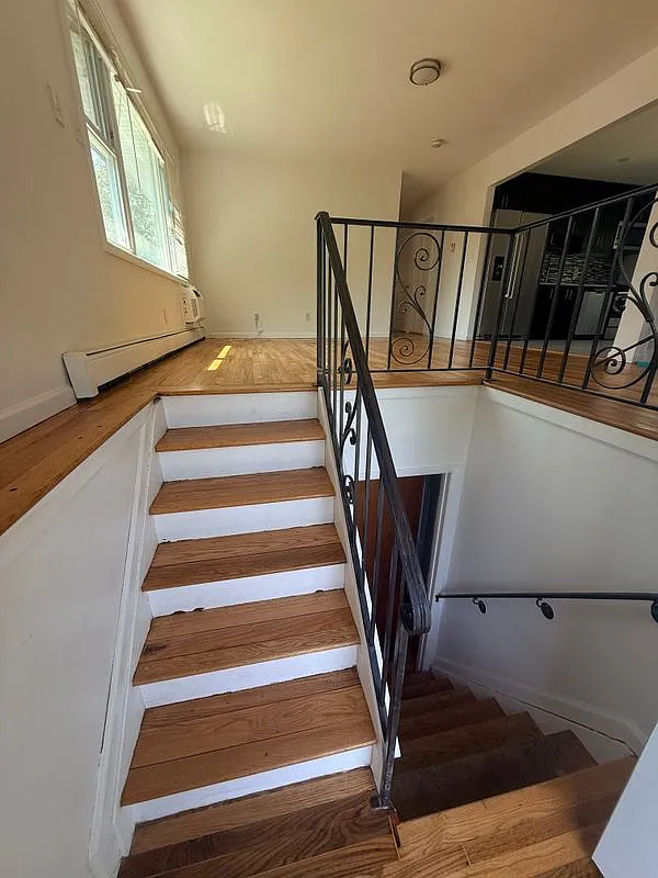 3 bed, 1.0 bath, 1200 sqft, $3,600 — Photo 2