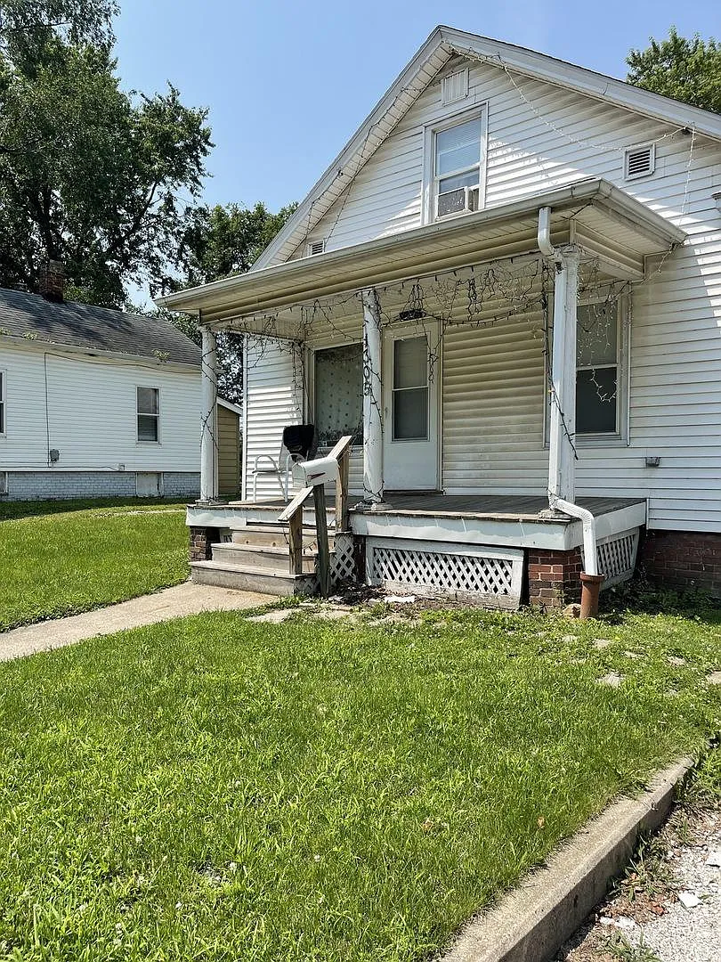 1305 N Neil St photo 1