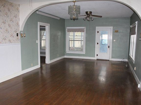3rd image of 355 N Oak St
