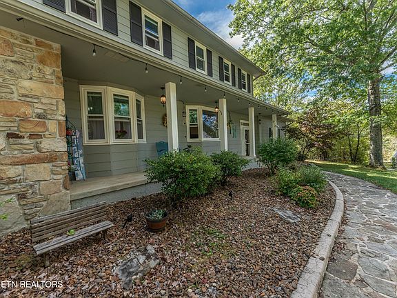 3rd image of 25 Cloverdale Cir